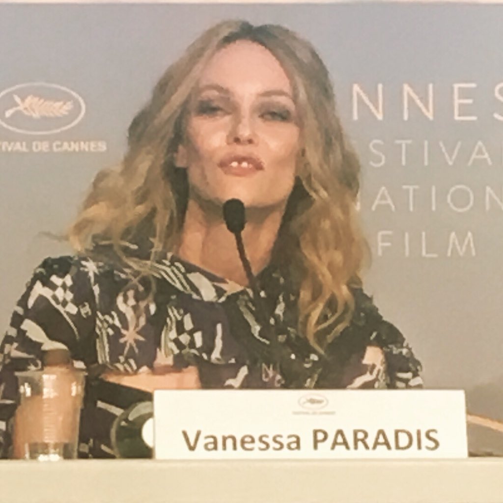 jeremykiffel's tweet photo. Une belle conférence avec Vanessa Paradis pour parler du film en compétition #uncouteaudanslecoeur. On y revient ce soir dans #CannesExpress avec @EricMorillot. @Nice_Matin @SudRadio @davidlisnard @Technikartmag @villecannes @Festival_Cannes https://t.co/sSWtBGzyqO