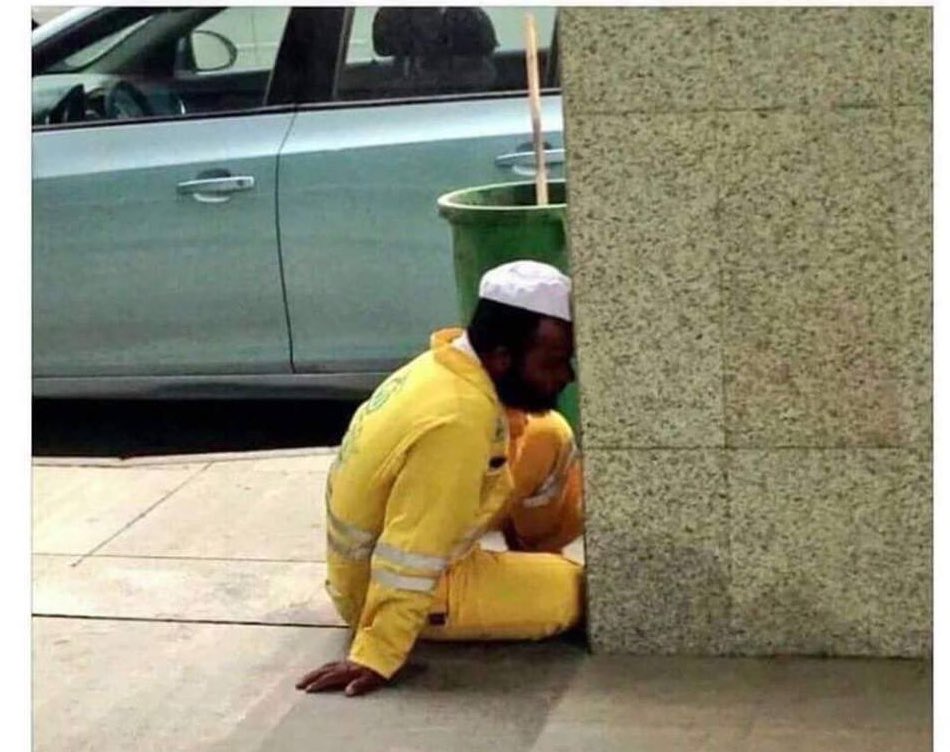 kwnewa's tweet photo. - راتب لا يكفي الحاجة
- غربة عن الديار والأحباب
- عمل تحت أشعة الشمس الحارقة
رفقاً بهم وإكراماً لكم بإذن الله أجر ماتفعلون https://t.co/WkWopDd0Nq