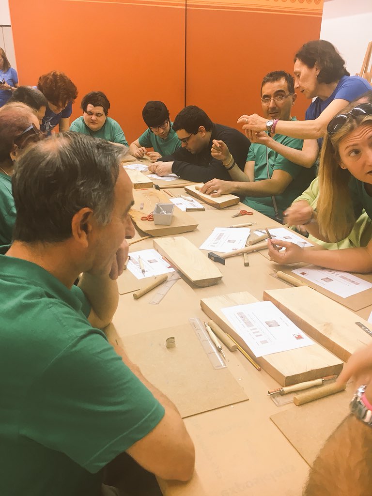 muprevalencia's tweet photo. Sembla que els amics de #MonGran d’#Alboraia van ser #Ibers en altra vida! Així de bé se’ls dona el nostre taller de joieria ibérica! #DIM2018 https://t.co/D5v8p9Uyvn