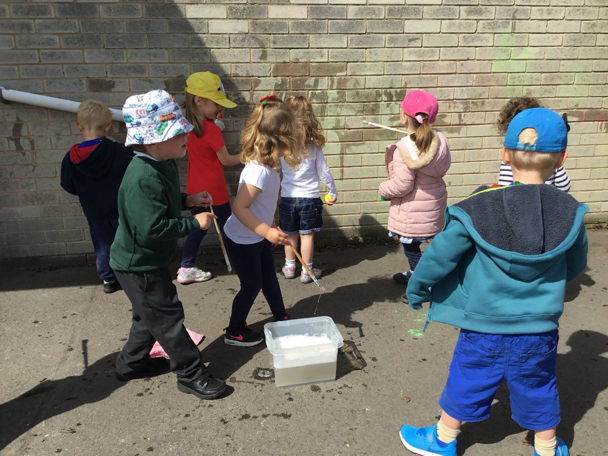 BaderPrimary's tweet image. We are enjoying the sunshine in morning nursery #markmaking #grossmotordevelopment