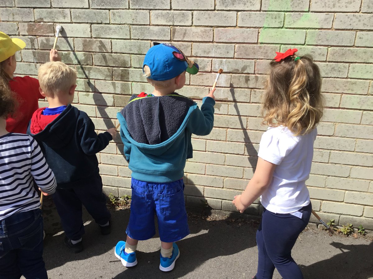 BaderPrimary's tweet image. We are enjoying the sunshine in morning nursery #markmaking #grossmotordevelopment