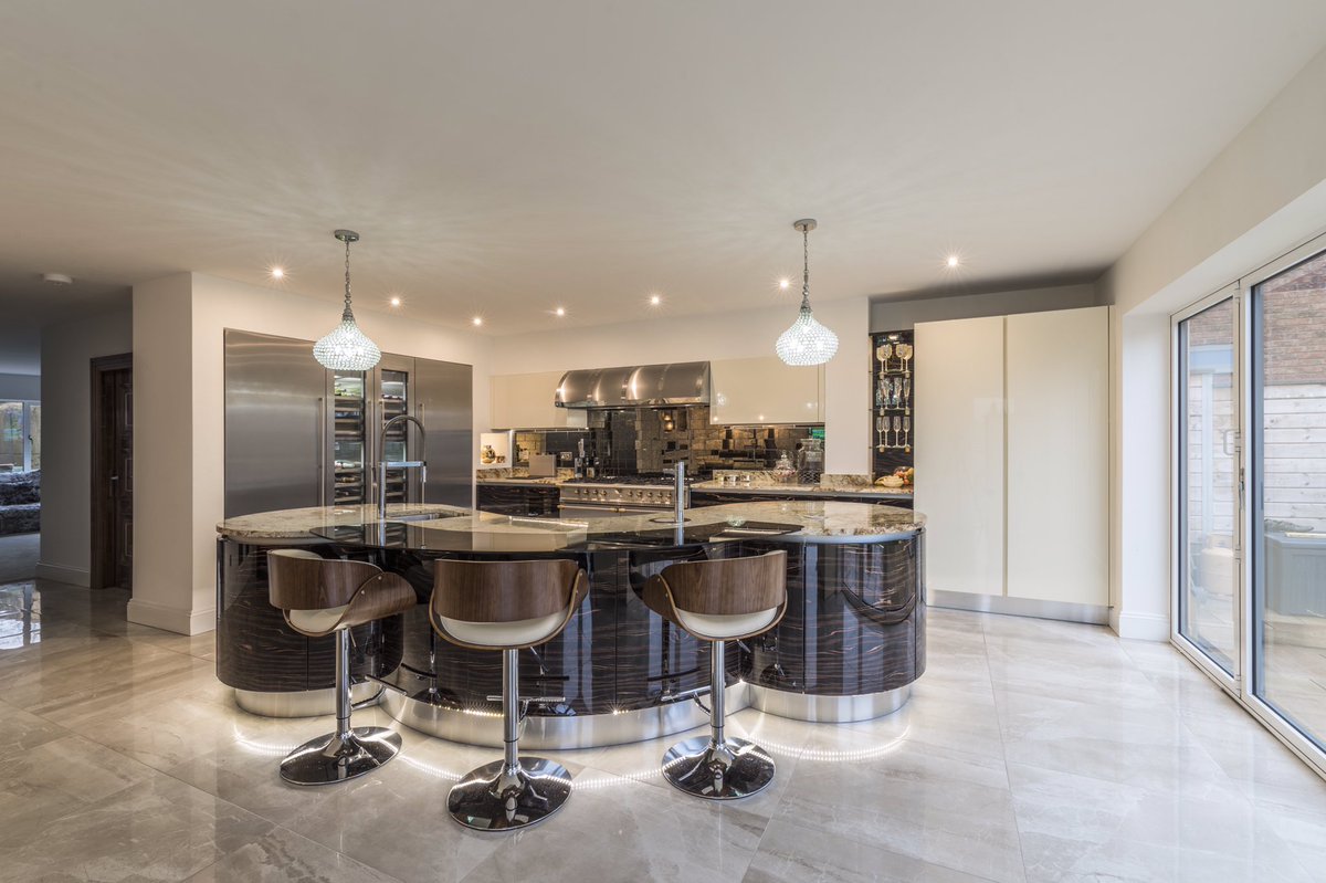 westinhoods's tweet photo. As it's Friday, and it's sunny (ish)... here's something a little bit special! Beautiful project completed by the fantastic @hartwoods featuring a gorgeous bespoke Westin cooker hood with strapping and brass rivet detail designed to match the @lacancheuk 😍👌🏼#kitchens https://t.co/jiCVRf70Eu