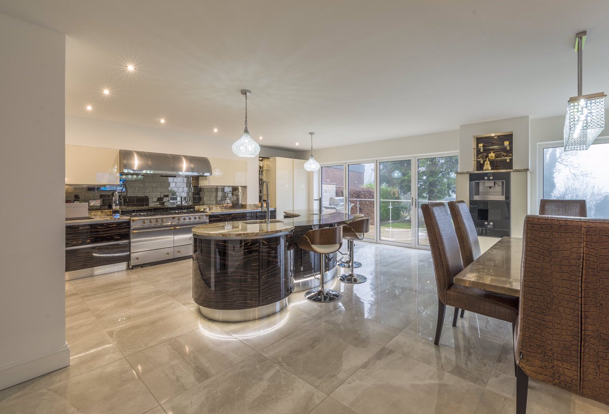 westinhoods's tweet photo. As it's Friday, and it's sunny (ish)... here's something a little bit special! Beautiful project completed by the fantastic @hartwoods featuring a gorgeous bespoke Westin cooker hood with strapping and brass rivet detail designed to match the @lacancheuk 😍👌🏼#kitchens https://t.co/jiCVRf70Eu