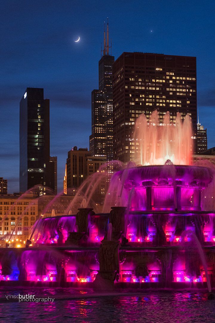 barrybutler9's tweet photo. A Super Crescent Moon and Venus over Buckingham Fountain on Thursday Night.  #ilwx #news #chicago #weather #space https://t.co/YnshgWyRtv