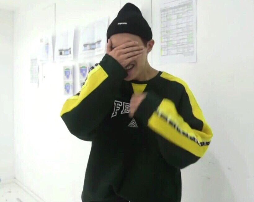 Karina_Chon's tweet photo. Прям стесняшка🙈🙈🙈 #IVoteBTSBBMAs https://t.co/Lpt3hB1OGo