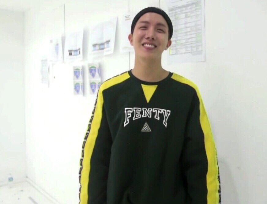 Karina_Chon's tweet photo. Прям стесняшка🙈🙈🙈 #IVoteBTSBBMAs https://t.co/Lpt3hB1OGo