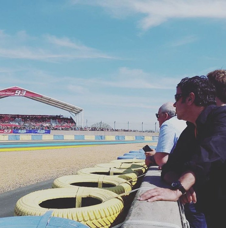 EurosportFrance's tweet photo. 🎙🎥 Les spécialistes d'Eurosport sont au Mans pour vous faire vivre un superbe @gpfrancemoto à suivre ce week-end LIVE sur #Eurosport1 🏍💨🏁🇫🇷✌#MotoGP #WarmUp #Dimanchemeca https://t.co/WJ8uyDblnk