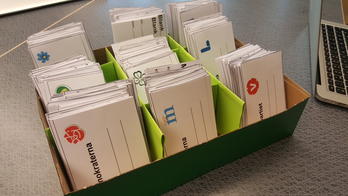 EmmaViqueAbra's tweet photo. Niorna förbereder inför debatter och Skolval den 7/6! Engagerade elever i många politiska diskussioner! #stenkulaskolan #skolval @Bellmina_O https://t.co/EFCgyAEKmC