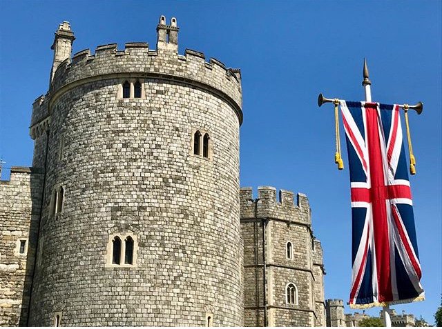 OriginalWindsor's tweet photo. It's a sunny Friday Morning at Windsor Castle! Just in time for the Royal Wedding!👑💍🇬🇧 (📸: instagram @jlyleong ) https://t.co/Rxm5w04E7q