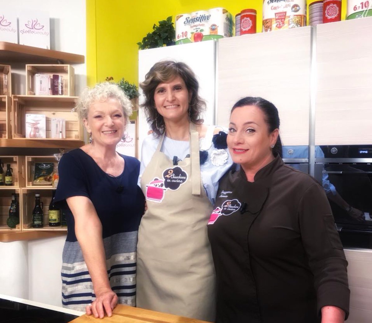 Un pomeriggio con <a href="/cristinadori/">cristina dori</a> e <a href="/ileniabazzacco/">ilenia bazzacco</a> a <a href="/2_Chiacchiere/">2chiacchiereincucina</a> !"
Tra le risate abbiamo preparato insieme due piatti estivi! A presto!