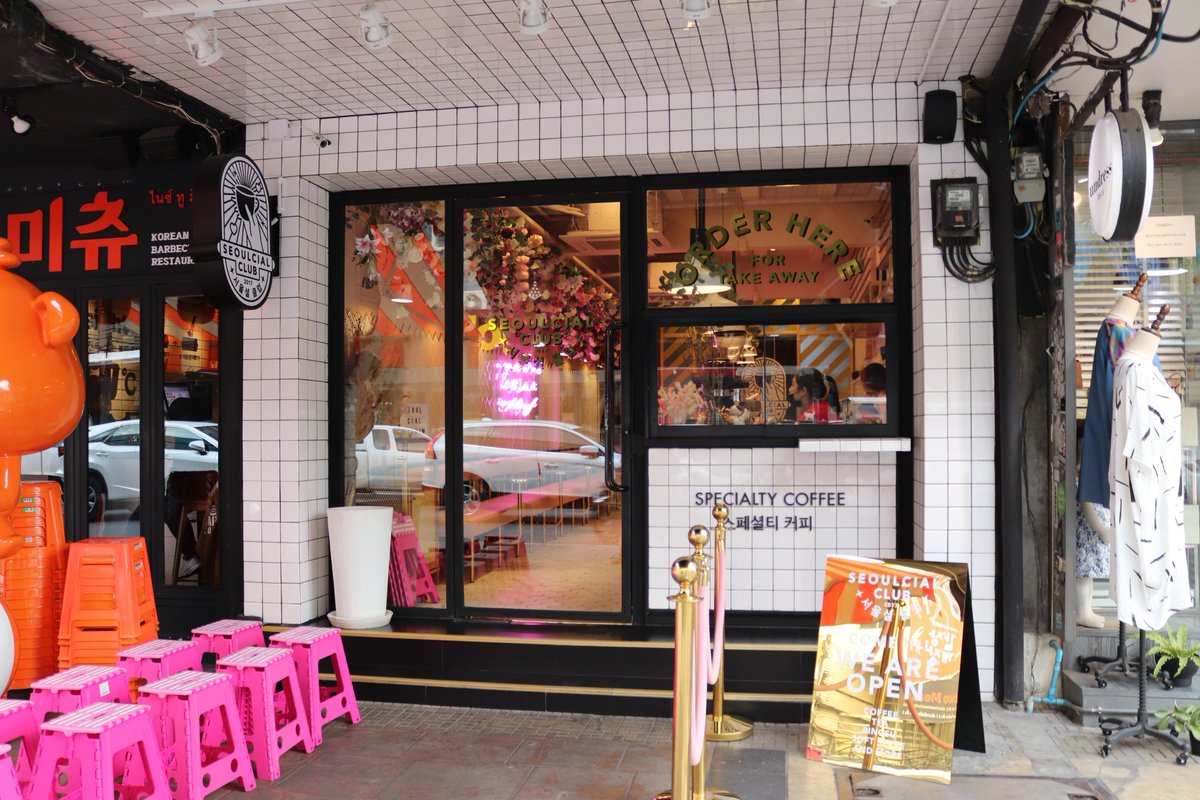 PandenV's tweet photo. ร้าน Seoulcial club เป็นร้านที่สายเกา(หลี)ห้ามพลาด!! ร้านดีงามมาก💕 ถ่ายรูปสวยทุกมุม เตยลองสั่ง popcorn latte , super seoul cocoa มาเนื้อวิปครีมเค้าไม่หวานจนเลียน   📍สยามสแควร์ ซอย3 (ข้างร้าน nice two meat u) #อร่อยบอกต่อ #อร่อยจนต้องรีวิว https://t.co/BamXIUkmCe