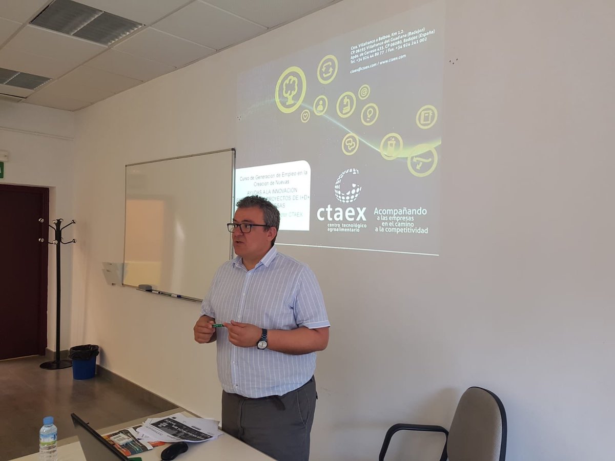 CTAEX_CIT's tweet photo. Nuestro director @jllerenaruiz participa en el Curso de Generación de Empleo en la creación de nuevas ayudas a la #innovación empresarial y #proyectos de I+D+i en #empresas en la Escuela de Administración Pública de la @Junta_Ex en Merida. https://t.co/ETp4A86cEu