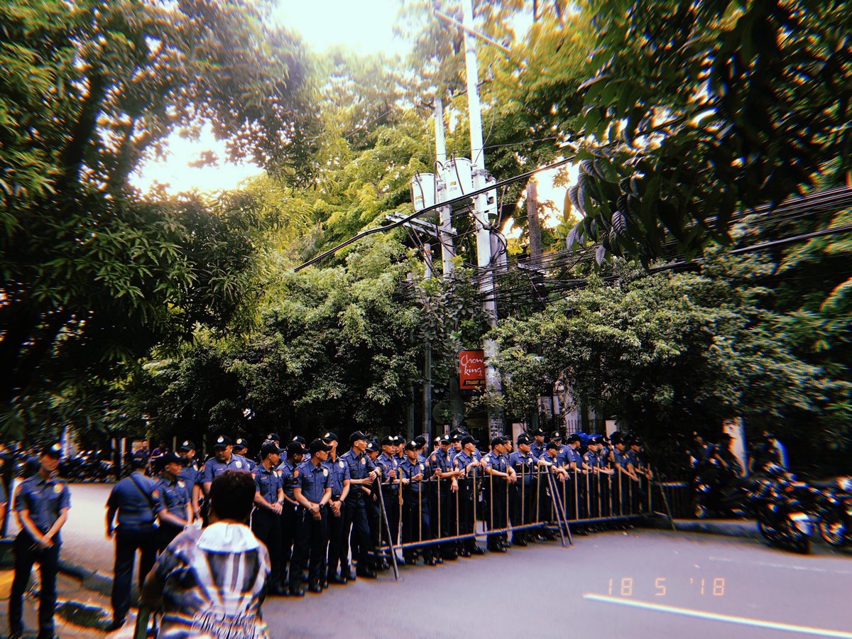 selinejellybean's tweet photo. When justice cannot be gained in court,
justice is fought for in the streets
❤️✊🏻 

#StandWithCJSereno #BlackFridayRally #SaveDemocracy https://t.co/dgQNUUw2qp