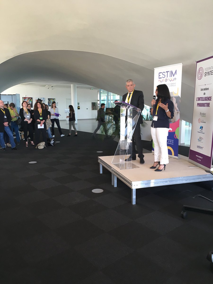 SDegrenne's tweet photo. La @FSyntec dote la région #bretagne de moyens // signature en cours d’une convention à la clôture de l’EVENT #ESTIMnum18 @Technicolor / #ingenierie #conseil #numerique https://t.co/6yTlpAi7dH