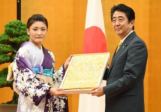 m1970mach787's tweet photo. 【拡散】
女子レスリング五輪4連覇の伊調 馨選手、やっと笑顔で報道陣の前に出たw。此れもNYならではで、環境の違いはア���リートには大ネ。あの学長は『伊調馨は選手でしょうか？』何て言ってましたが、紛れも無い選手です。国民栄誉賞者を舐めちゃダメ❗️目指せ、五輪5連覇‼️GOGO馨選手👏🏻👍👏🏻 https://t.co/lR3wDlbCQa