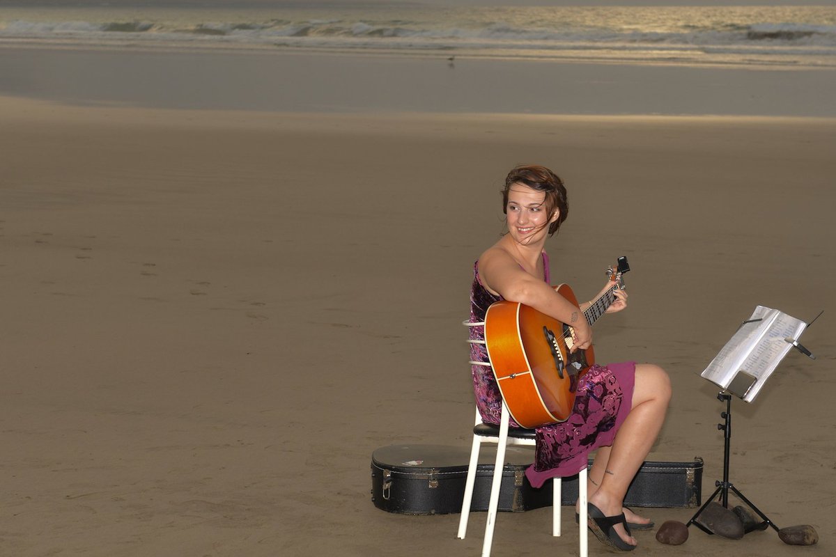 LWPweddings's tweet photo. Wedding Performer 🎤

The talented &amp; beautiful Bryony Drake is a female acoustic vocalist  pictured here performing at one of our #beachweddings 🎸

For further information please contact @LWPweddings 👰🤵

✉️ info@lanzaroteweddingplanner.com
💻 https://t.co/ROkwMJhmYo https://t.co/qUVT0AZn0v