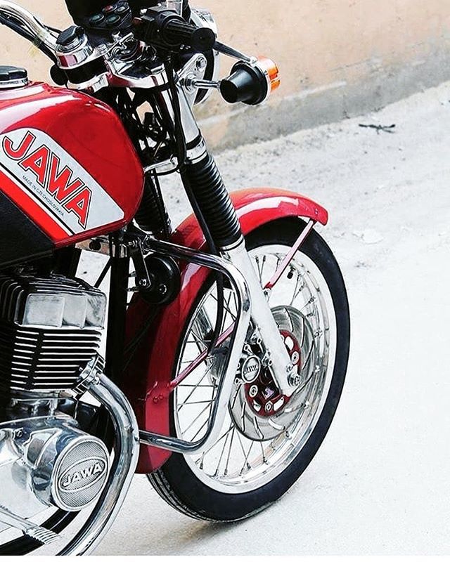 Jawa 350 
Photo courtesy of @jawaprofile - 
More photos on - ift.tt/2InQtlA | #Jawa | #JawaMotorcycles #JawaCZMotorcycles.com | #MadeInCzechoslovakia| #2Stroke | #Chrome | #Biker | #Motorcycles | #JawaCZ | #Yezdi | #Retro | #Vintage | #VintageS… ift.tt/2rTv3Cr