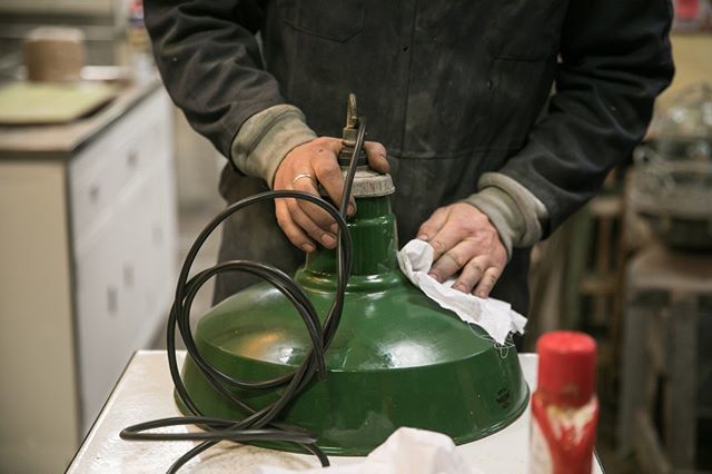 SourceAntiques's tweet photo. Hard at work polishing up the #maxilume for our latest shoot.
#sourceantiques #bristolreclamation #bristolindustriallighting
#industriallighting #classicstyle #classiclighting #interiordesign #styleinspo #instagood #midmod #ilovelamp https://t.co/J9aChbnqk6 https://t.co/kaFCusZTba