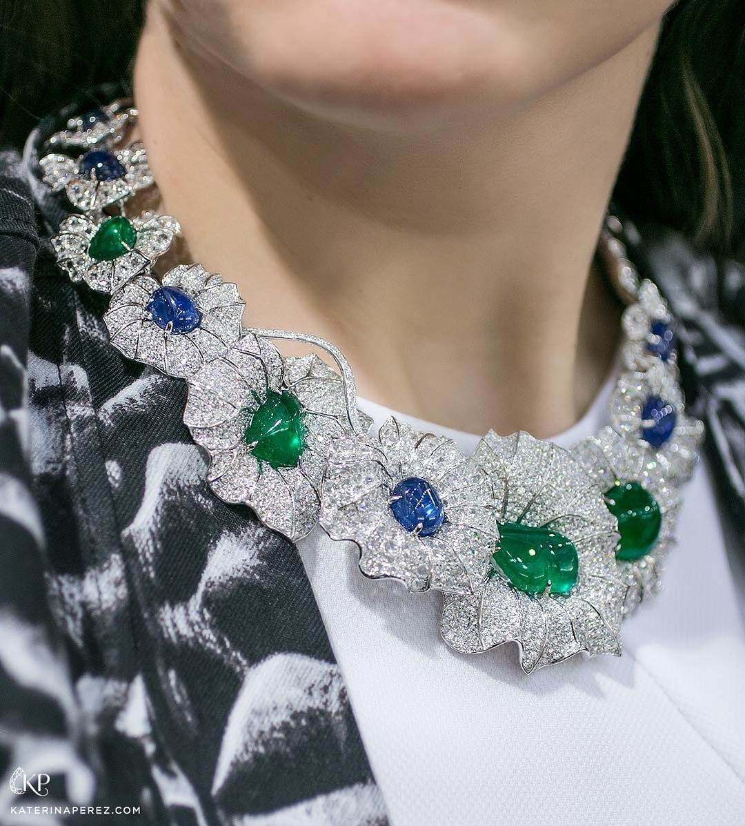 Dia_logues's tweet photo. Repost  @katerina_perez This Diacolor @dia_logues necklace which I was fortunate enough to discover at GemGenève @gemgeneve features 💎 67.70cts of diamonds, 💙 119.74cts of blue sapphires and 67.14cts of cabochon Colombian emeralds, a gem sensation! 📷 Photo by Katerina Perez https://t.co/8ahgMaZp9b