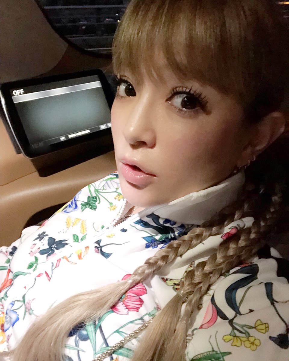 Ayumi Hamasaki From Staff 飛行機待ちっ 今日はももメンが三つ編みしてくれた セットアップは可愛いすぎて妹分のかなぞうにおねだりした ヒールは今1番スキなあやのとこの Powerofmusic18 Ayuthtour 広島楽しみだぁ T Co