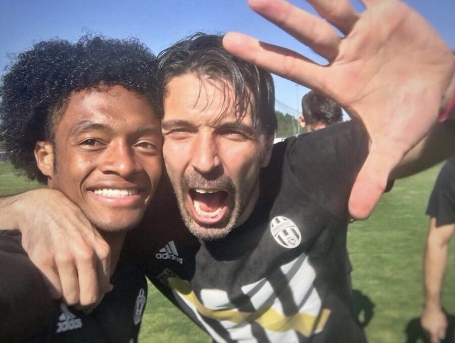 Cuadrado's tweet photo. Un privilegio haber jugado y compartido con un grande @gianluigibuffon CAPITANO 🙌🏾 #UN1CO 
Grazie di tutto! 🙏🏾 https://t.co/GQ4Nl95NgJ