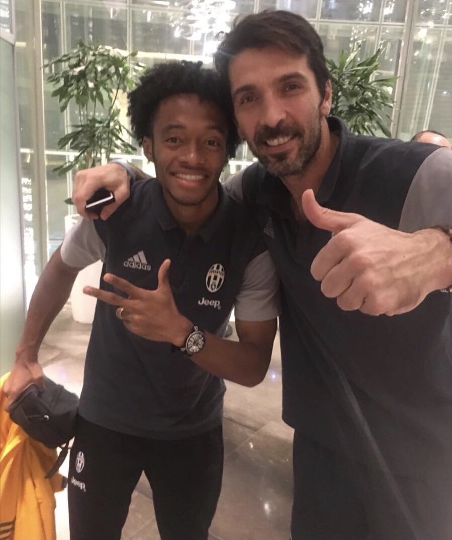 Cuadrado's tweet photo. Un privilegio haber jugado y compartido con un grande @gianluigibuffon CAPITANO 🙌🏾 #UN1CO 
Grazie di tutto! 🙏🏾 https://t.co/GQ4Nl95NgJ
