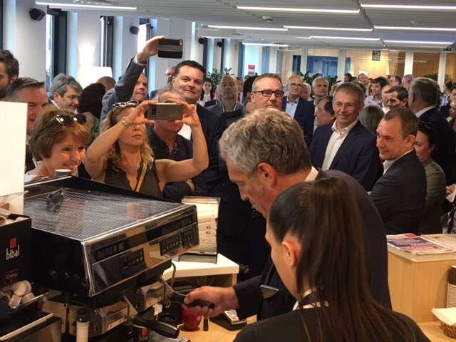 V_Flachaire's tweet photo. Grand moment pour notre #CACenter ! Inauguration de l’ #A7Center par @FDI_Groupe en présence de @Saurel_P, (élus présents…). Fière de cette réalisation. #innovation https://t.co/bq49EJTmkh