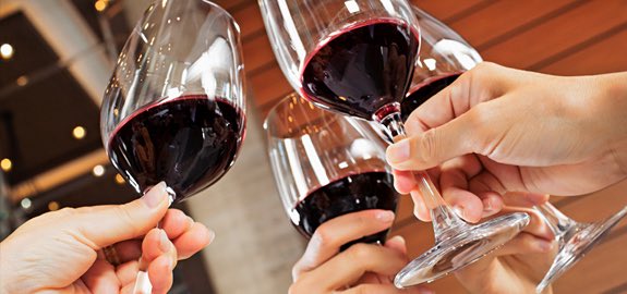 Mar_galvan's tweet photo. 🍷”Vieja madera para arder,
viejo vino para beber,
viejos amigos en quien confiar,
y viejos autores para leer."
~ Sir Francis Bacon ~
#FF_Friends @ricasoli99 @YAYODAPORTA @Paco_Higon @JoseLuisBanos @JulioVelandrino @vinoseleccion
#FelizFinde a tod@s!! https://t.co/EBJdizmMIa