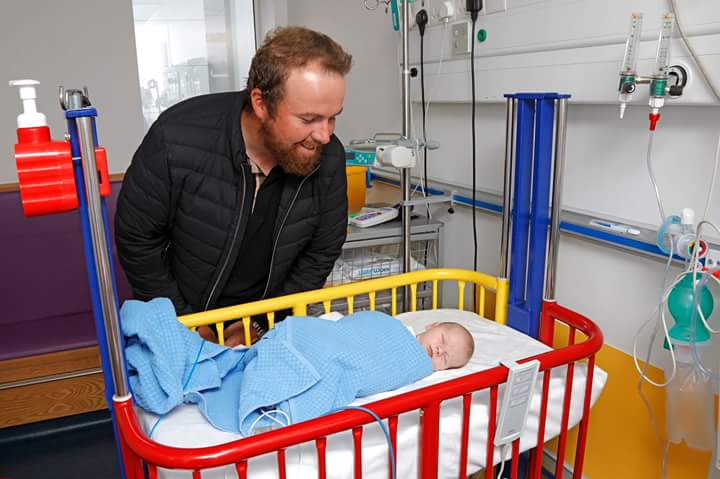 CHFIreland's tweet photo. .@ShaneLowryGolf visited Temple Street yesterday where he met with some of our tiny patients &amp; presented us with an incredible €125k! https://t.co/waqQWZgG7C