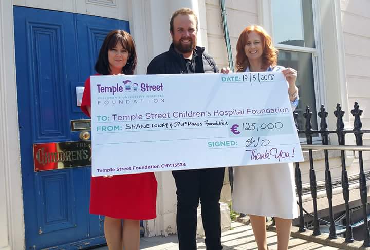 CHFIreland's tweet photo. .@ShaneLowryGolf visited Temple Street yesterday where he met with some of our tiny patients &amp; presented us with an incredible €125k! https://t.co/waqQWZgG7C