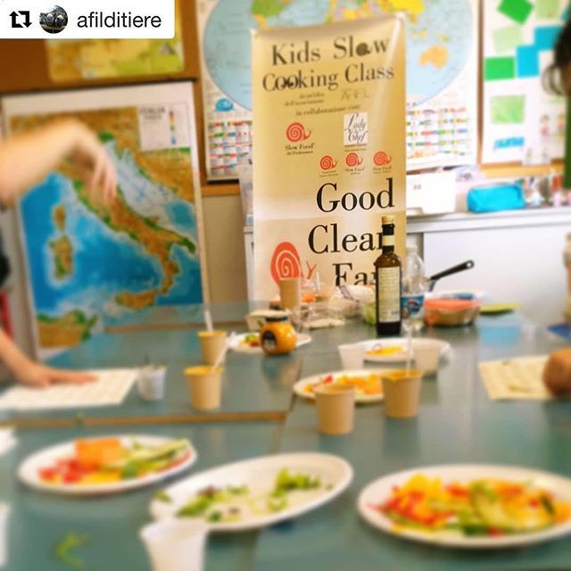 SlowFoodPN's tweet photo. #Repost @afilditiere with @get_repost
・・・
Oggi a scuola con #slowfood a parlare di e con il #cibo. Un progetto per pensare al cibo in.#inglese #SlowCookingClass @slowfoodfvg #associazioneAriel #ladycheffvg https://t.co/tSh9eoJ9mU