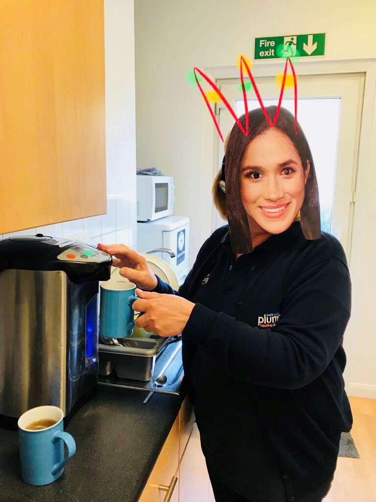 swplumbingdevon's tweet photo. She might be about to marry the prince of gingers but Meg still gets a round in 😂🤣 #RoyalWedding #RoyalWedding2018 #MeghanMarkle #royaltea https://t.co/go7YiLFnrZ