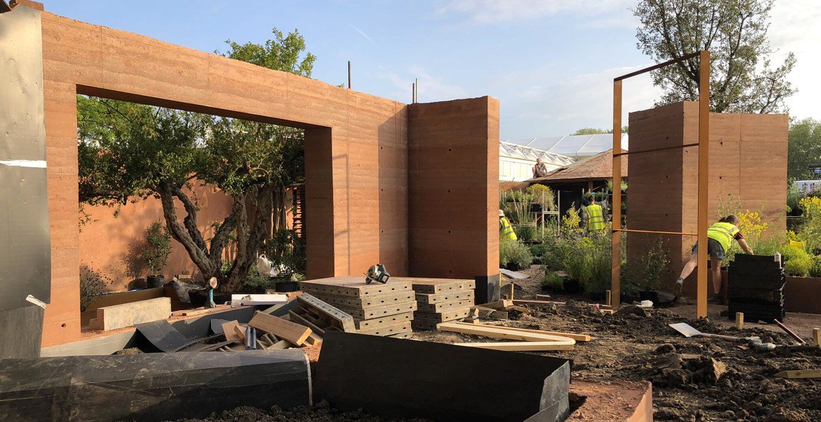 crocusCoUk's tweet image. We've been hard at work this week at RHS Chelsea building the M&amp;amp;G Garden with Sarah Price, with the warm, sunny weather really helping to dry out the rammed earth walls ready for next week! Learn more in our daily blogs: ow.ly/WCaC30k3Pnd #rhschelsea #chelsea2018 #mycrocus