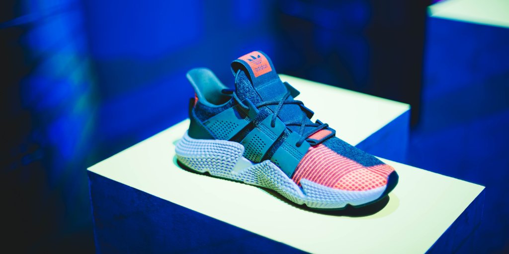 freddelacompta's tweet image. “Pour faire la promotion de sa gamme de chaussures de football GLITCH, Adidas a fait appel au réalisateur Zac Ella.” #CustomizableDesigns #publicity buff.ly/2jzVlVH par @laReclame