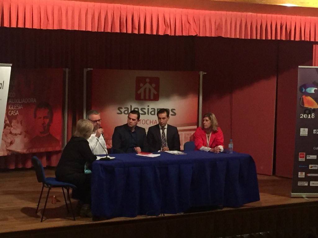 SetVeintiuno's tweet photo. Segunda mesa redonda en #PR3D2018 @manuelalara nos da tres claves que no se deben olvidar: 1. Responsabilidad en el uso de la tecnología 2. Trabajo colaborativo 3. Recuperar el humor en las aulas #habilidades21 #ProgramaciónDeLasCosas #SwitchedOnComputing https://t.co/PiE5j0muyM