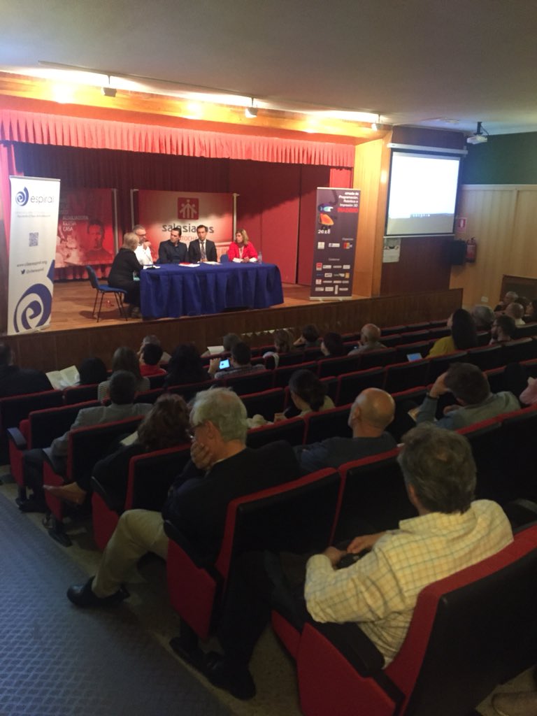 SetVeintiuno's tweet photo. Segunda mesa redonda en #PR3D2018 @manuelalara nos da tres claves que no se deben olvidar: 1. Responsabilidad en el uso de la tecnología 2. Trabajo colaborativo 3. Recuperar el humor en las aulas #habilidades21 #ProgramaciónDeLasCosas #SwitchedOnComputing https://t.co/PiE5j0muyM