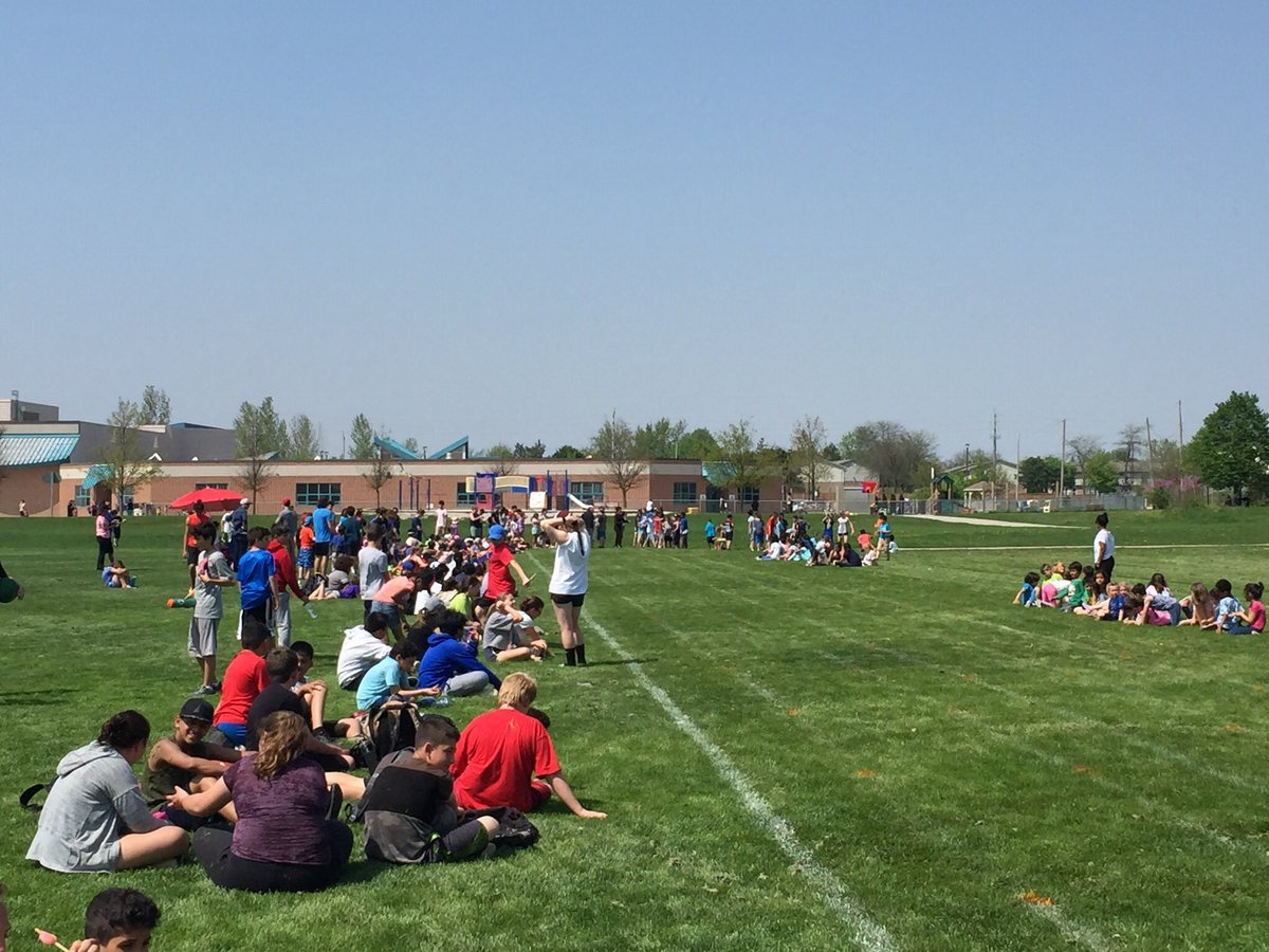 whiteoaksps's tweet photo. The marquis event @whiteoaksps track and field meet The 100m Finals!  Great day Big thanks to Mr Lewis Ms White our convenors &amp; the staff from running the day #OrcaPride_OrcaProud https://t.co/OqfdnIfN0W