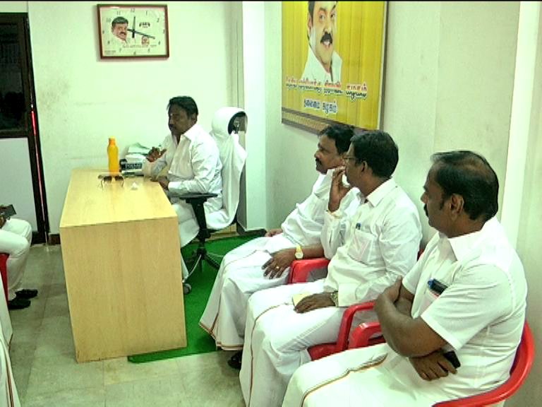 #DmdkSocialMedia #Vijayakanth 
இன்று சென்னை கோயம்பேட்டிலுள்ள தேமுதிக தலைமை அலுவலகத்தில் கேப்டன் அவர்கள் தலைமை கழக நிர்வாகிகள் மற்றும் மாவட்ட செயலாளர்களுடன் ஆலோசனை கூட்டம் நடத்தினார். அப்போது எடுத்த படங்கள். 
#விஜயகாந்த் #தேமுதிக