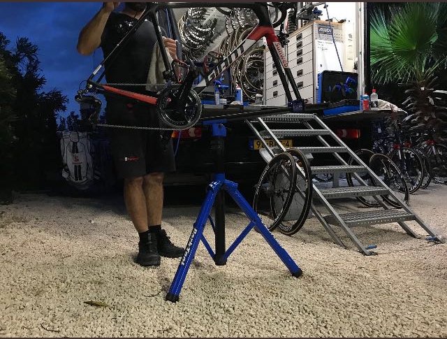 Isfordink Olst in de Giro d'Italia! Voor @TeamSunweb hebben we de materiaalwagens/rijdende werkplaatsen ingericht met systeem @AlucaNL. Geweldig om te zien dat onze inrichting helpt om de fietsen van @tom_dumoulin en zijn ploeggenoten in topconditie te houden. <a href="/giroditalia/">Giro d'Italia</a>