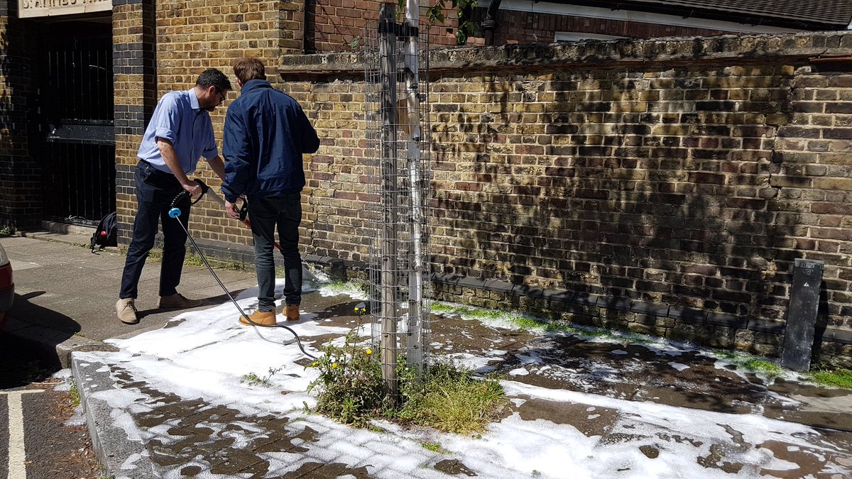 KeaneMJ's tweet photo. Checking out a new method of weed clearance with @anotherdannyw , local residents @VeoliaUK and @lambeth_council staff. The method uses hot foam. If proven effective, it could be an alternative to glycophosphate #VauxhallGrove #BonningtonSquare https://t.co/W6oDzruZy8