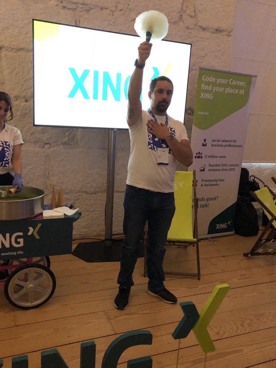 newwork_pt's tweet photo. The Statue of Liberty at Tech Hub Porto??? #PTH18 - not quite, but @rafaelcpalmeida holding one of our delicious cotton candy cones. Come by in the break and get yours! https://t.co/FkhFhV7wx7