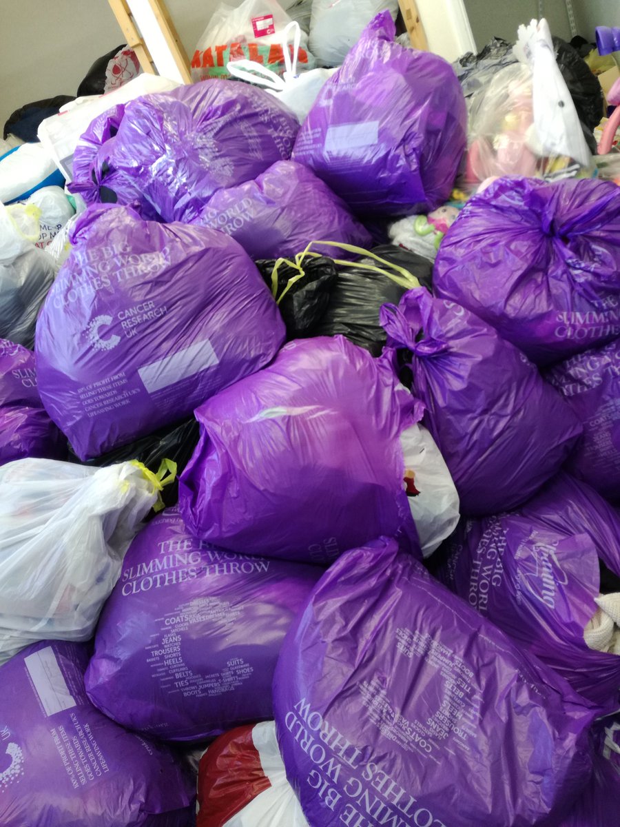 CRUKSaffronWald's tweet image. Thank you to the @slimmingworld Saffron Walden members for their fantastic donation of 86 bags @FaySWSW and 29 bags from Duxford group #SWClothesThrow Thanks @crukvanman &amp;amp; Diane for delivering them with a smile 😀🛍