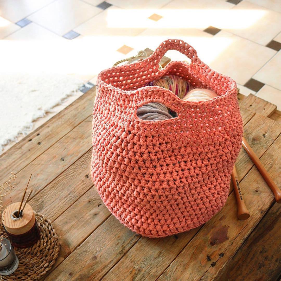 Did you know? The Tape is a fiber made out of recycled materials, mostly cotton. By knitting and crocheting with it you’ll be giving a whole new life to this fiber ♻️ 

Check our new home decor kits in The Tape available now 🙌🏻 
#newin #homesweethome 
weareknitters.me/Decor_tapecoll…