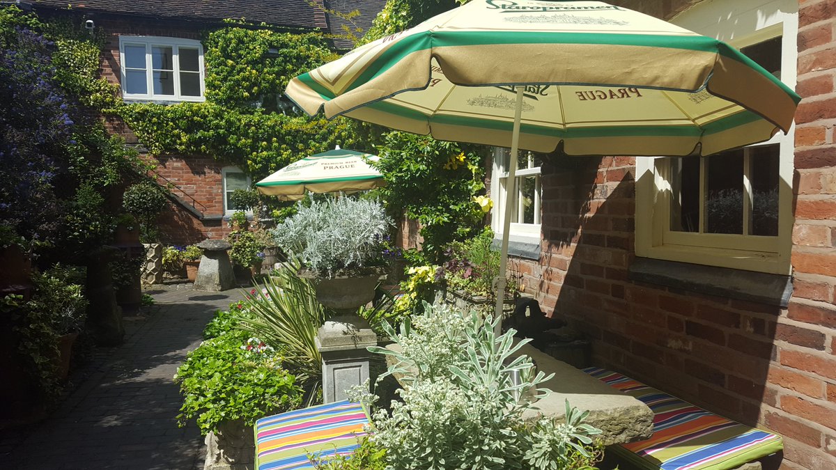 We love it when the sun comes out as that means the Courtyard @ The Greyhound is ready and waiting for you! Enjoy the sunshine with al fresco dining - snacks, drinks and meals. Lovely.