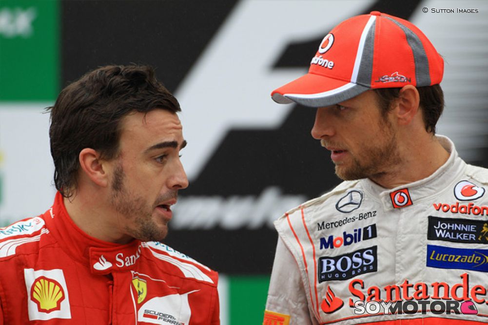 SoyMotor's tweet photo. Triste aniversario: Hoy hace 2.000 días de la última victoria de @McLarenF1 en @F1, en Brasil. En esa ocasión Alonso también subió al podio - https://t.co/GuSMy02nzW #F1 🇧🇷🏆🍾 https://t.co/8w1JDkrqgf