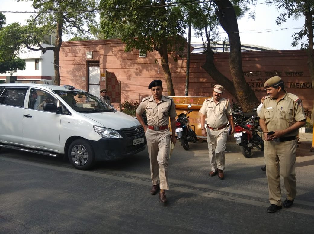 NBTDilli's tweet photo. #CSAssault case: Questioning with CM @ArvindKejriwal begins, Addl DCP Harendra Singh with his team interogating CM. Video recording will also be done. Reports @PrashantSoniNBT https://t.co/fOIrmylUZ7