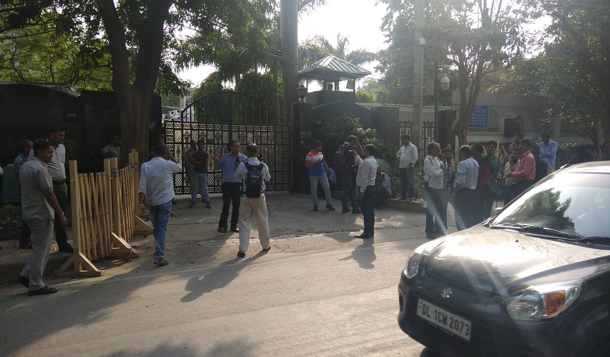 NBTDilli's tweet photo. #CSAssault : Only media and some police presence at CM house. No sign of any kind of protest by supporters. Reports @PrashantSoniNBT https://t.co/tb0cfAzvww