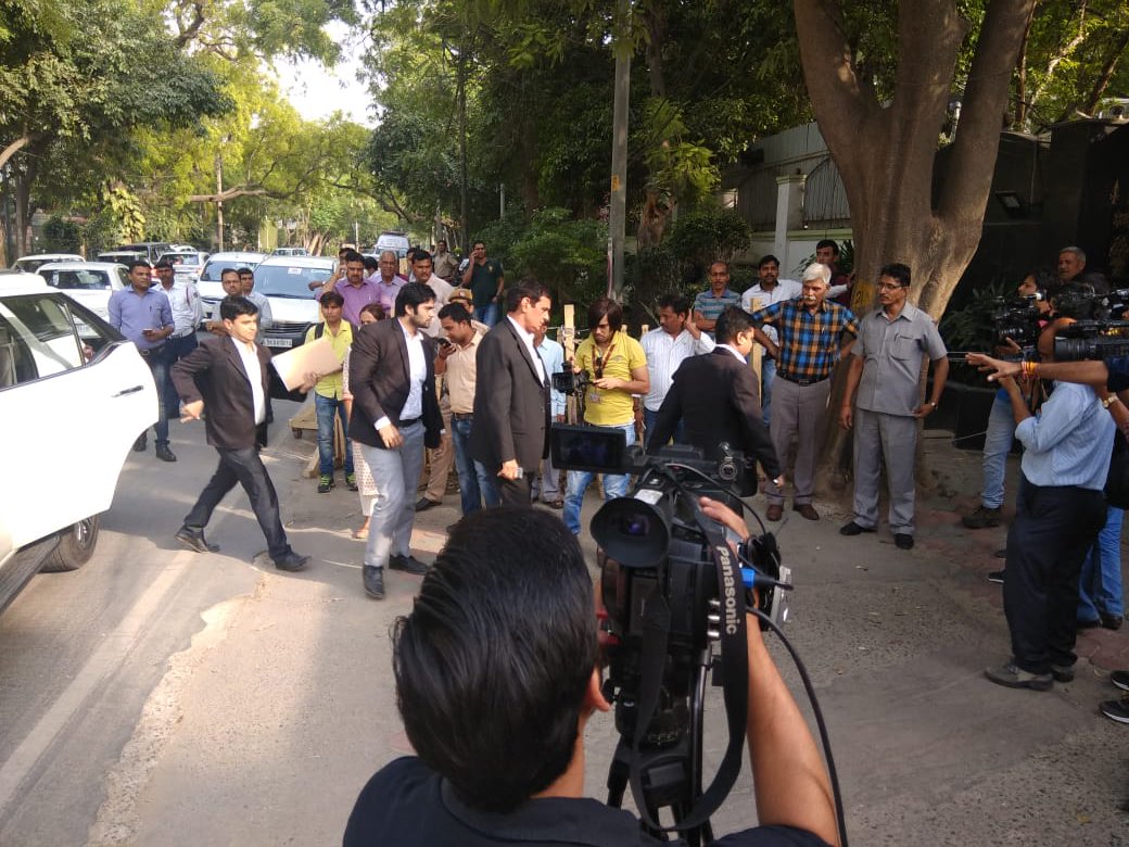 NBTDilli's tweet photo. #CSAssault case: Questioning with CM @ArvindKejriwal begins, Addl DCP Harendra Singh with his team interogating CM. Video recording will also be done. Reports @PrashantSoniNBT https://t.co/fOIrmylUZ7