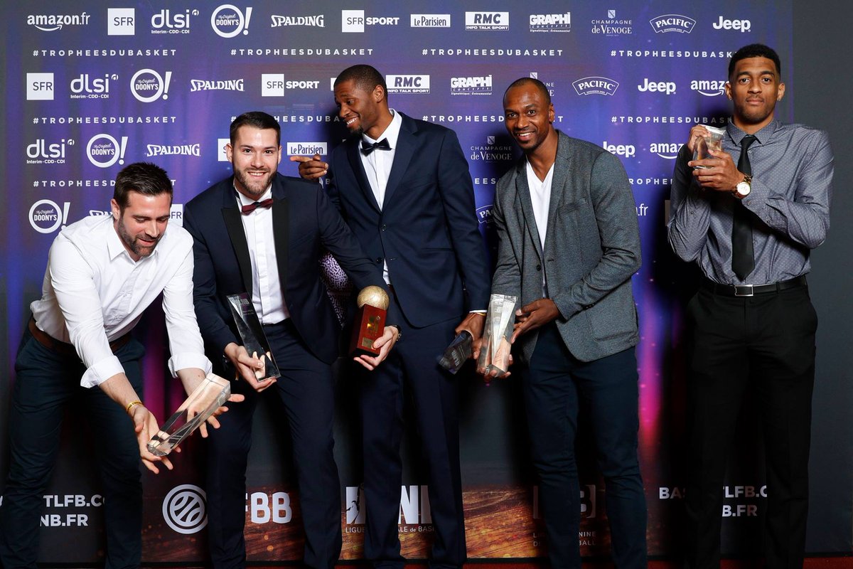 JonathanHoyaux's tweet photo. Souvenir des Trophées du Basket 2018 avec le 5 majeur de Pro B ! 🏀📸
Retour au championnat ce soir avec un déplacement à Charleville.
#SCBVG https://t.co/jWUOSLtqsd