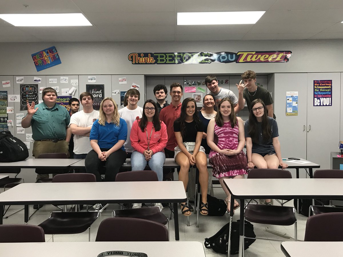 autieh's tweet photo. PBHS Seniors 2018! I Sure will miss them. 😢 https://t.co/WnyVfwTi7Q